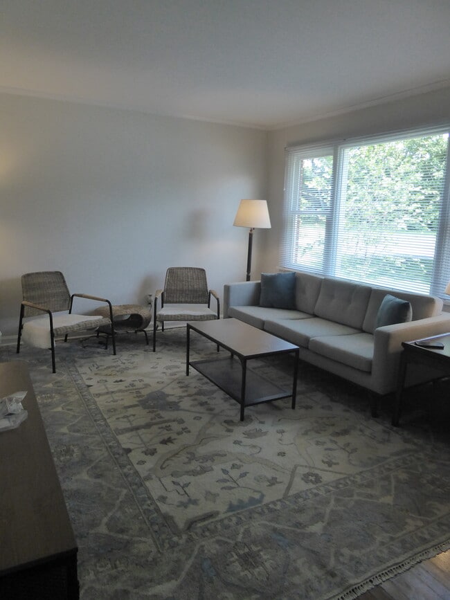 Building Photo - 209 N Bigby Dr