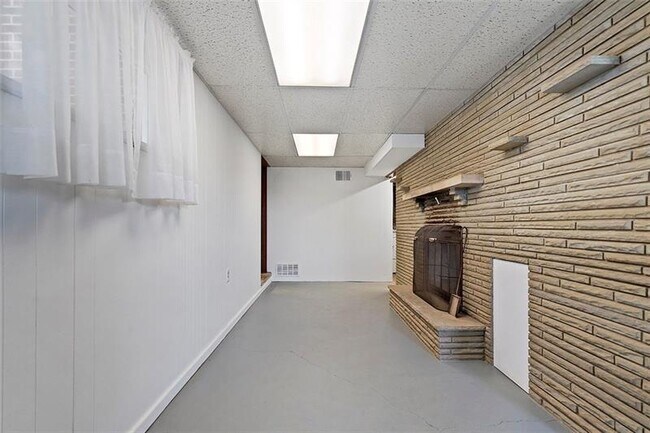 Building Photo - 8966 Knoll St