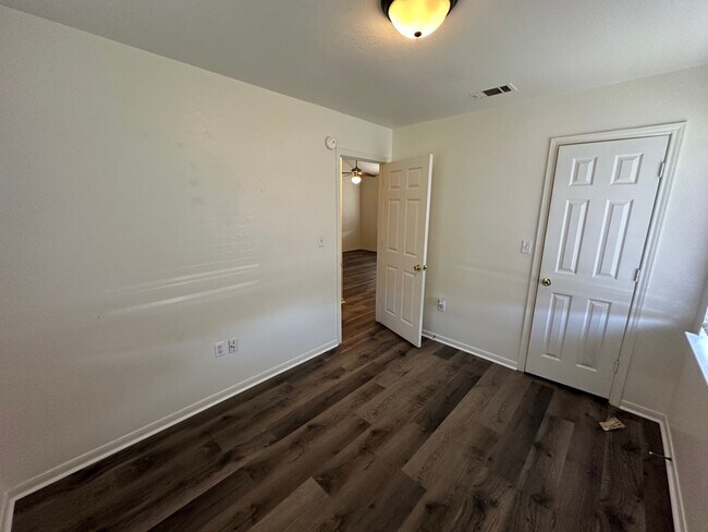 Building Photo - 204 W Avenue F