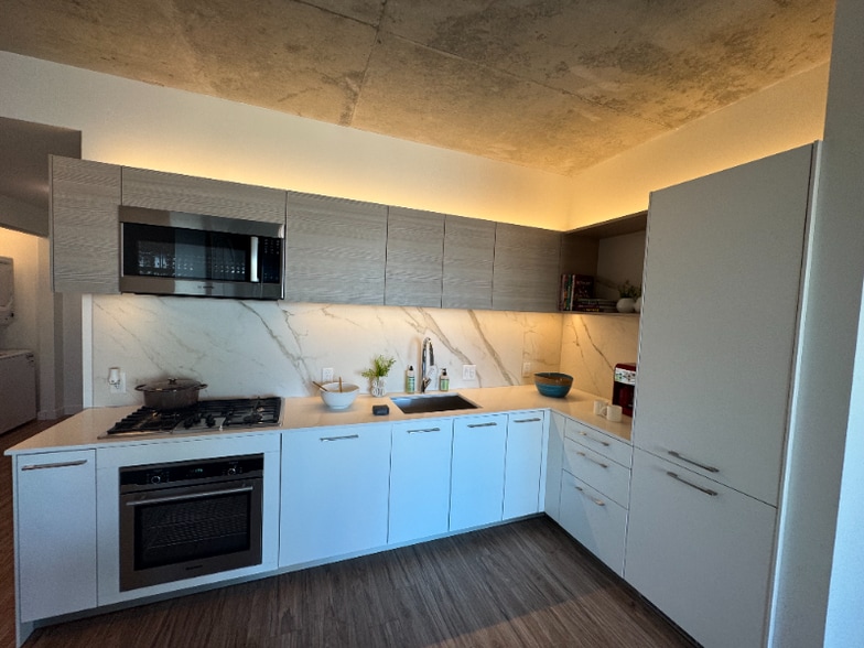 Building Photo - 167 N Desplaines St