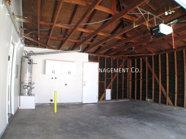 Building Photo - 8621 1/2 Cedar St.-