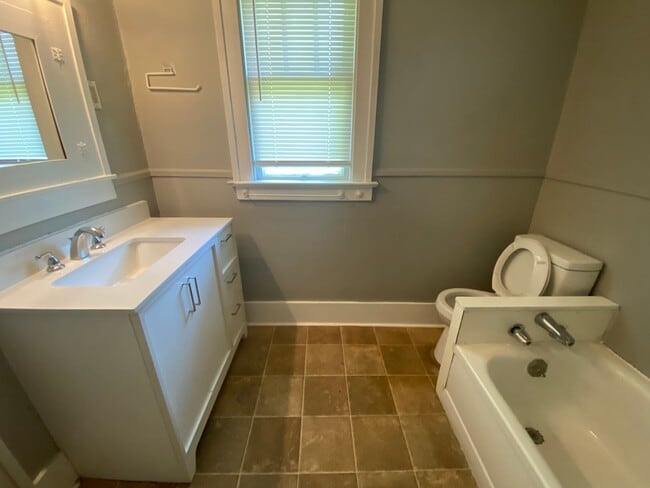 Building Photo - 2 Bed, 1 Bath House