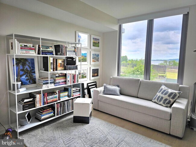 2nd bedroom - 1201 N Royal St