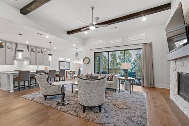 Building Photo - 902 Falcon Hollow Ln