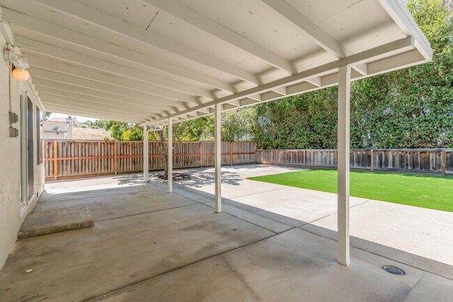 Building Photo - 121 Violet Rd