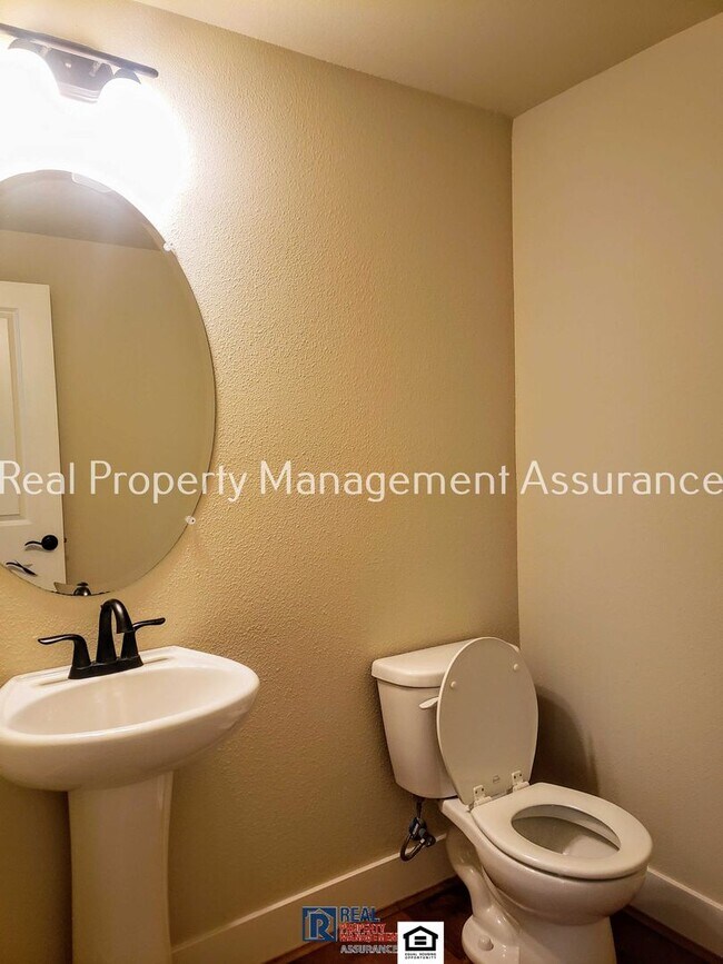 Building Photo - Charming 4 Bedroom!! Move In Ready!