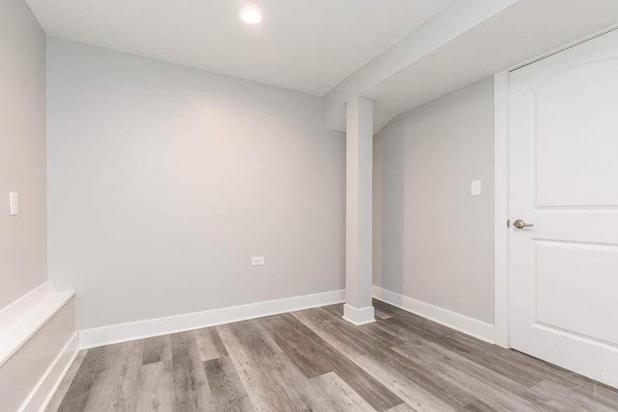 Building Photo - 2200 N Kenneth Ave