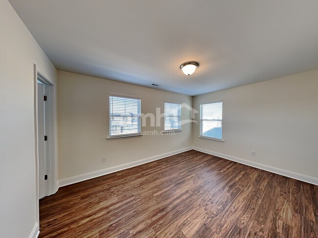 Building Photo - 1315 Lomond Dr