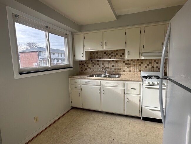 Building Photo - WCA 320