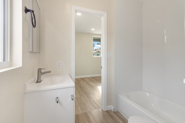 Bathroom - 2843 Rosanna St