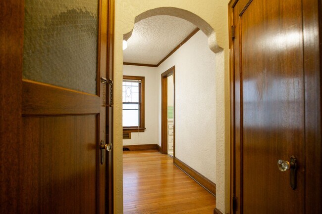 Building Photo - LOOK & LEASE! Stunning 1930s Townhouse in ...