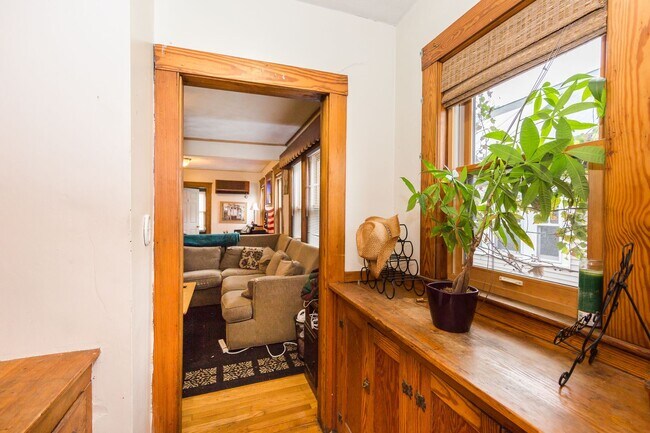 Building Photo - 6 bed in Mission Hill