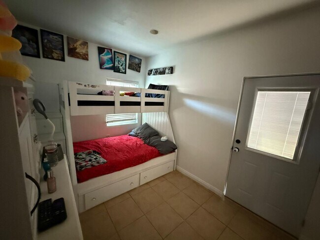 Building Photo - 4 bed 3 bath plus 2 Extra Bonus Rooms with full bathroom in the back yard