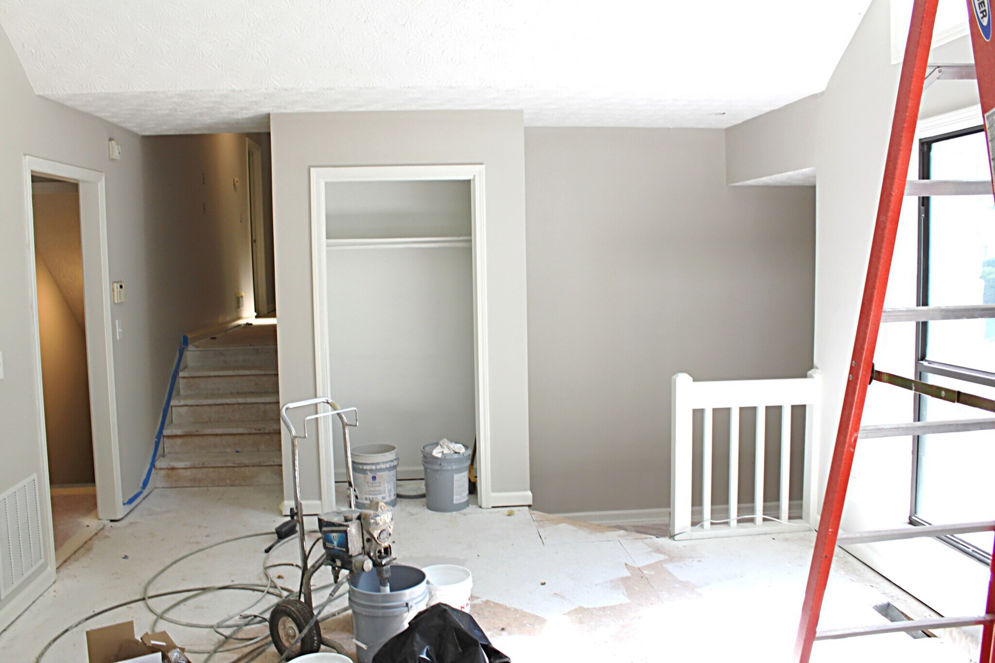 Foyer, Coat Closet, and entry to 3 upstairs bedrooms. - 1095 Mountain Springs Dr NW