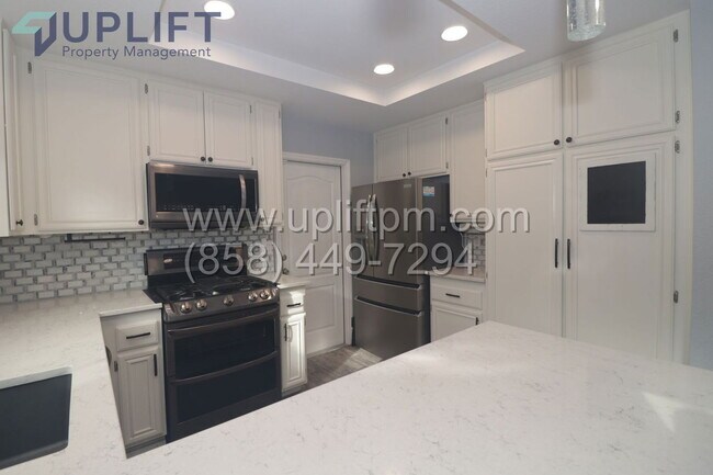 Building Photo - 9429 Calle Del Lago