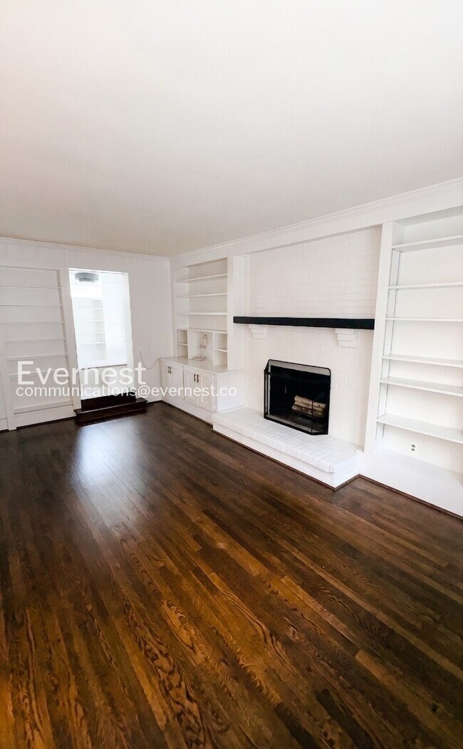Building Photo - 4 Bed, 3 Bath Home with Fenced Yard / Pet-Friendly / Available Now!