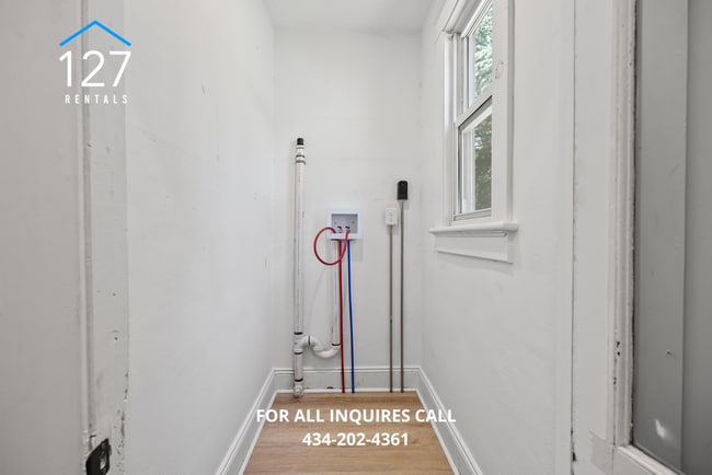 Building Photo - Updated 2 BR/1.5 Duplex with large back yard