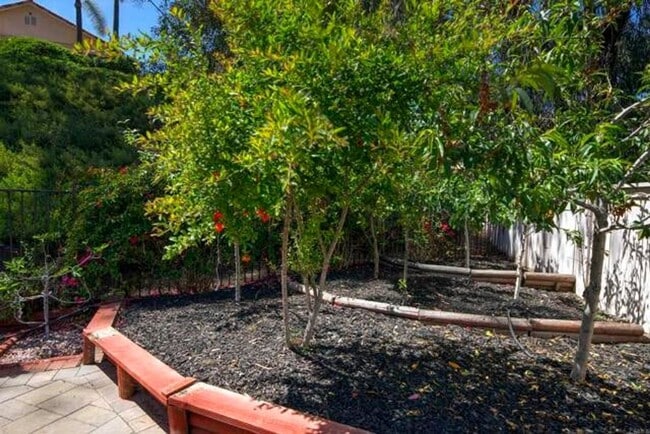 Building Photo - Beautiful 4Br/2.5Ba Home With Private Yard In Shadowridge!!