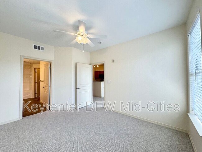 Building Photo - 330 E Las Colinas Blvd