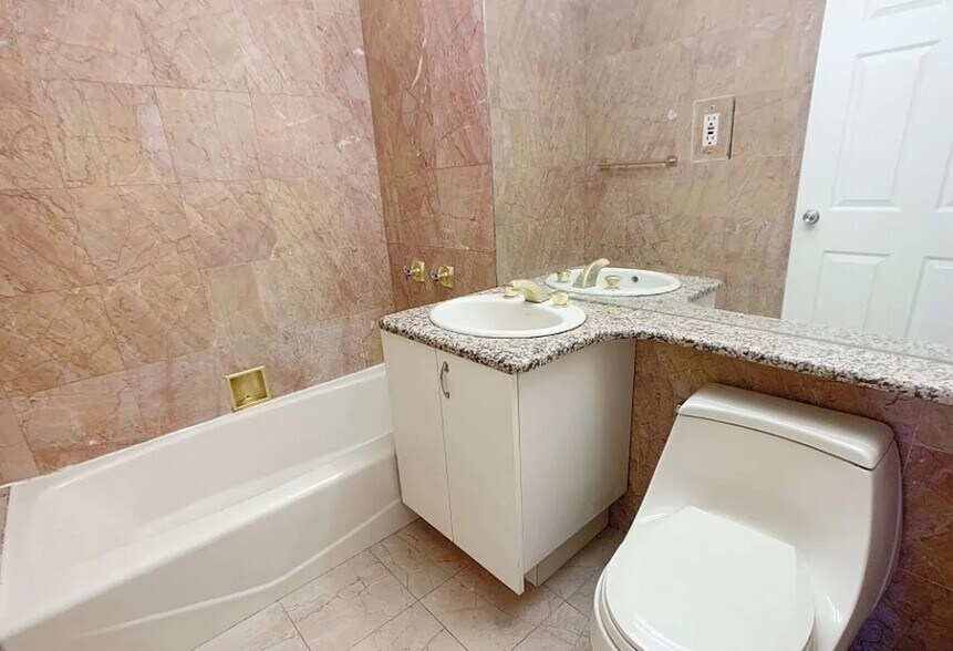 Building Photo - 102 Fulton St