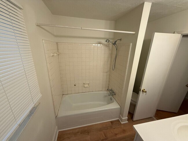 Building Photo - Beautiful Split level home with tons of upgrades!!