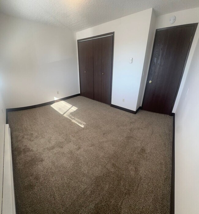 Building Photo - 1105