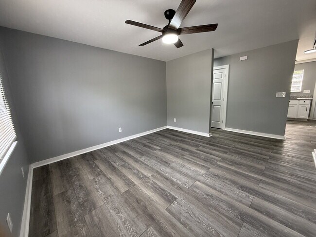 Building Photo - "Beautiful 2-Bed Haven with Granite Touches in Huntsville's Heart!"