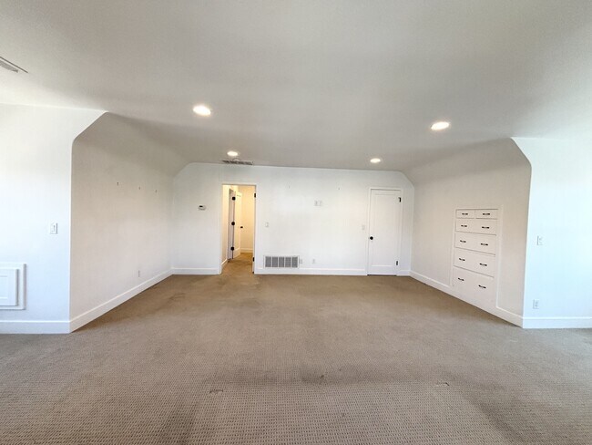 Building Photo - 77 Hillside Ave