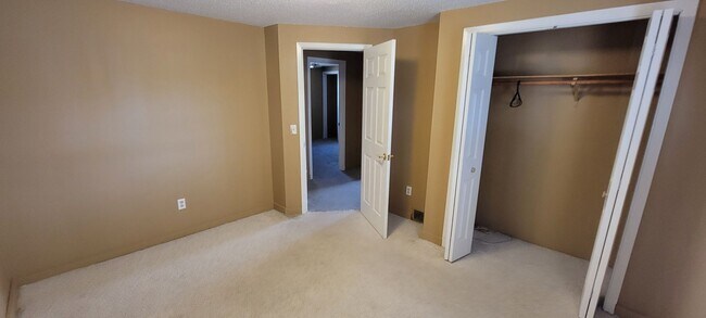 Building Photo - Available August 1st - 3 Bed Home in Cloqu...