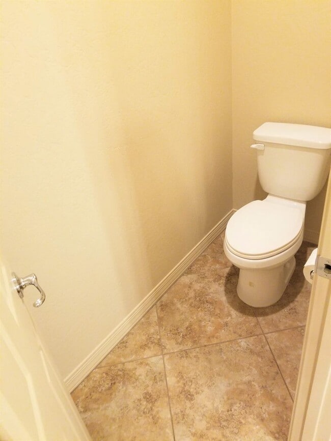 Building Photo - Beautiful, Pet Friendly, Multi-level, 2110 sqft, Luxury Townhouse w/A/C! 3 Bed, 2.5 Bath, + Loft ...