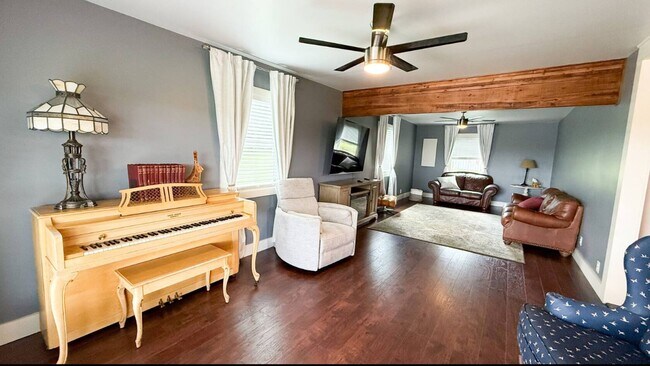 Building Photo - MOVE IN READY!!