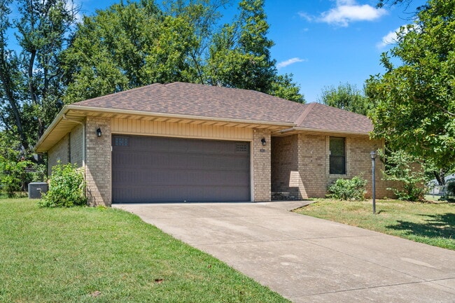 Building Photo - 303 S Suburban Ave