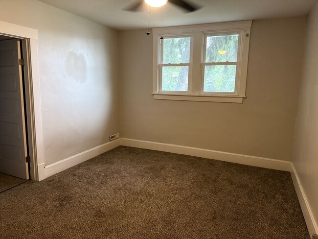 Building Photo - 4 bedroom 2 bathroom home for rent!