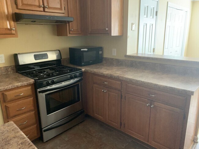 Building Photo - 3 Bedroom 2 Bathroom House