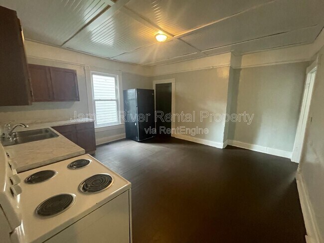 Building Photo - 2019 Main St