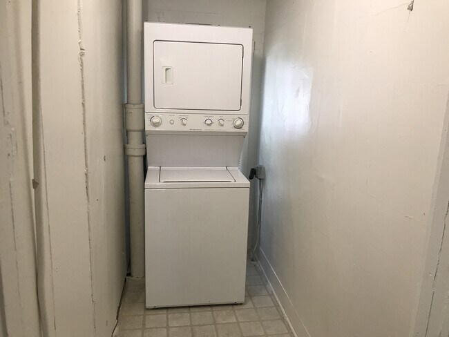 Building Photo - Updated, spacious 2 bedroom, 1 bathroom fi...