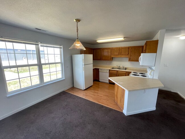 Building Photo - 3 Minutes to Honda********** Rent $1149/mo...