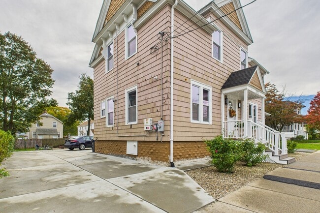 Building Photo - 122 Roger Williams Ave