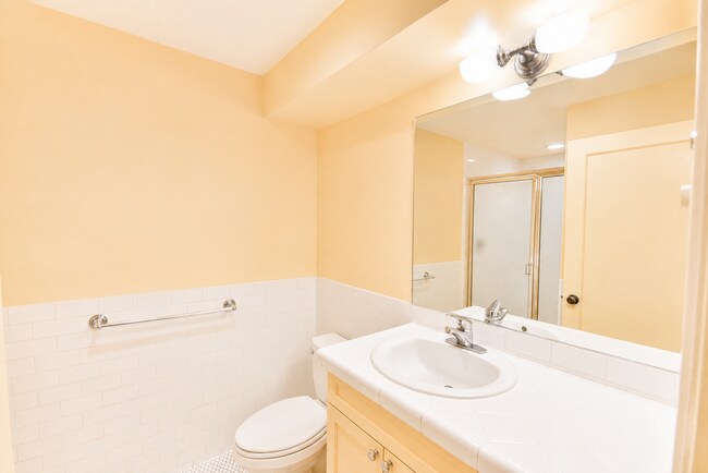 Building Photo - 120 W Highland Dr