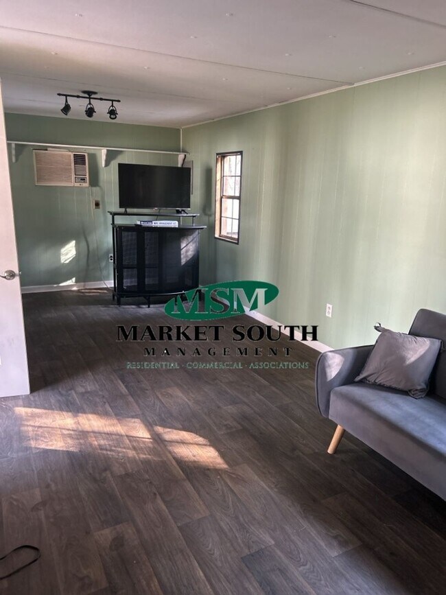 Building Photo - Mid-Century Modern on Wilmington Island- SHORT TERM RENTAL ONLY- Please call for more info