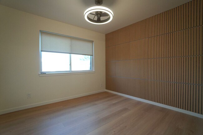 Building Photo - 2905 Mesa Rd