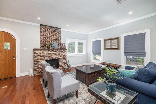Building Photo - Berkeley Tudor For Lease!