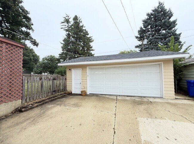 Building Photo - 307 S Pierce Ave