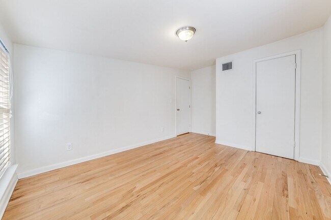 Building Photo - 3-BEDROOM HOME IN FANTASTIC ALAMO HEIGHTS ...