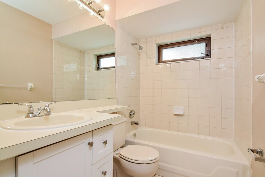 Building Photo - 2526 Wrencrest Cir