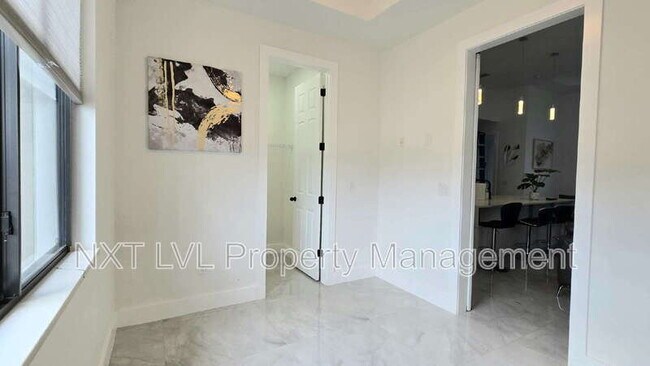 Building Photo - 220 NE 8th Pl