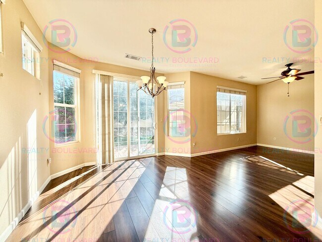 Building Photo - Beautiful townhome in South Meadows!  3-be...