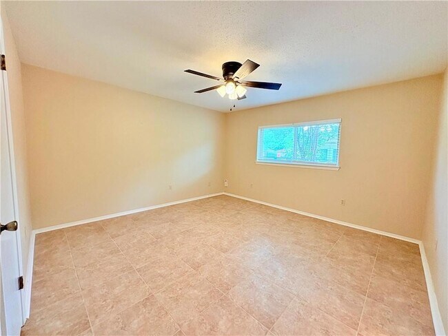 Building Photo - 318 Drury Ln