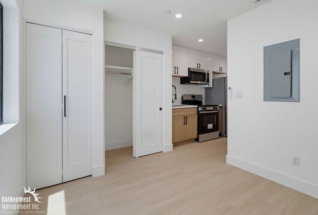 Building Photo - Newly Built Studio Apartment with Modern Kitchen & Stylish Finishes in San Diego!