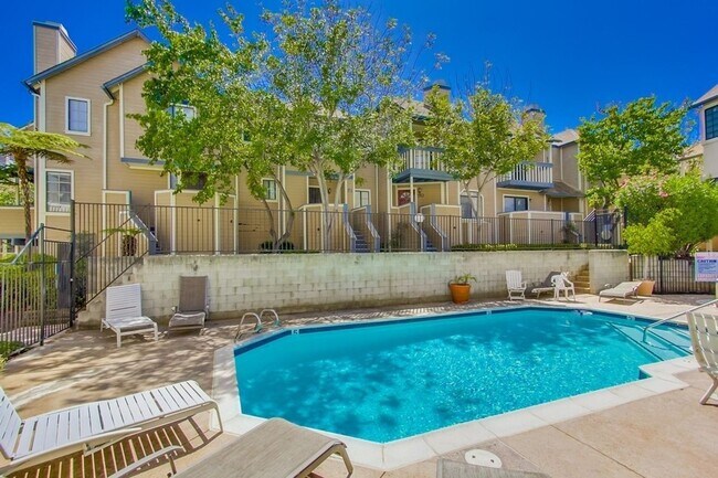 Building Photo - Spacious Townhome in University City for Rent!